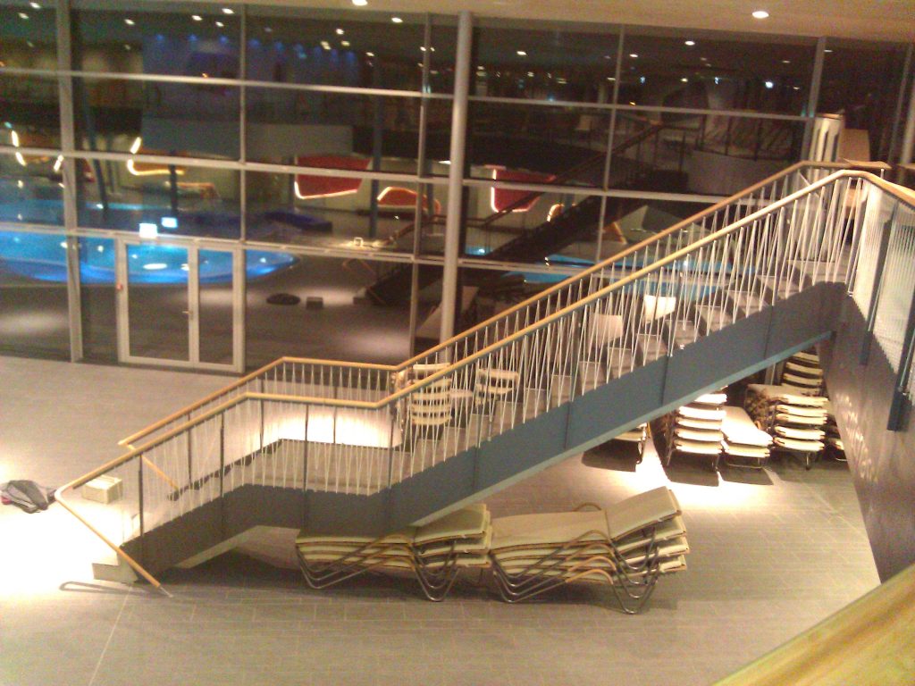 Treppen in jeder Größe bekommen Sie bei den Schreinern der TST Tischlerei, wie hier in einem Schwimmbad.